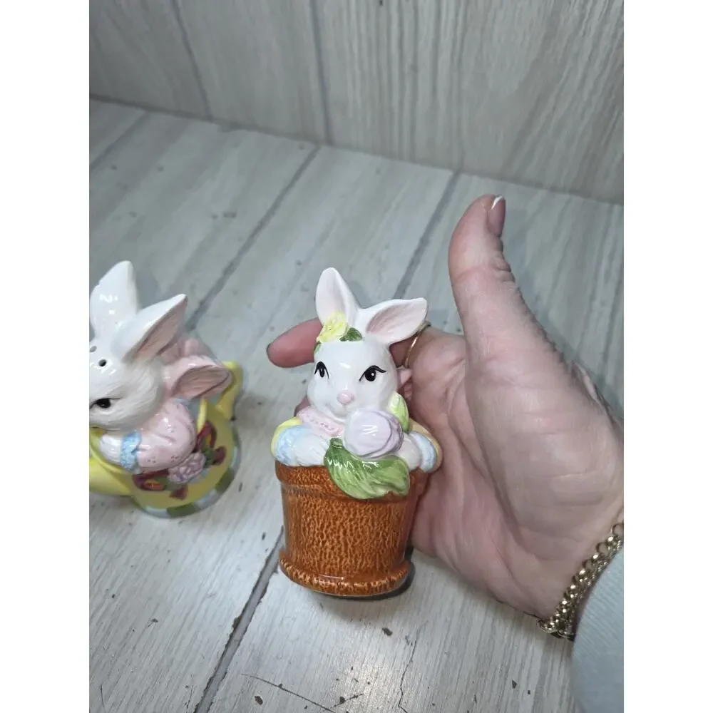 Vintage 1996 Jay Imports Spring Easter Bunny Salt & Pepper Shakers 4